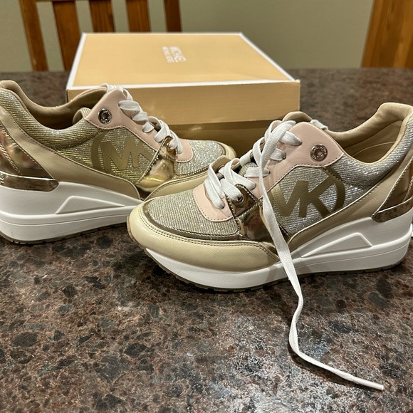 Like new, worn once, youth 4 Michael Kors - Picture 6 of 6